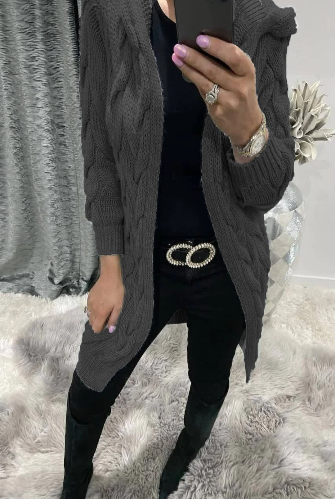 Kvindernes chunky strikket cardigan med nostalgisk cablestruktur og praktiske lommer Stilla