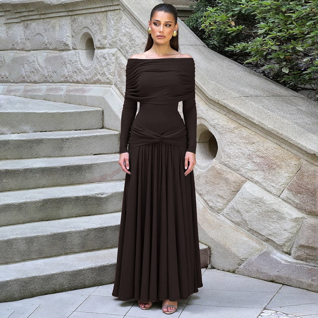 Dame wrap kjole med voluminøs flæsekant og elegant off-shoulder design Skovae