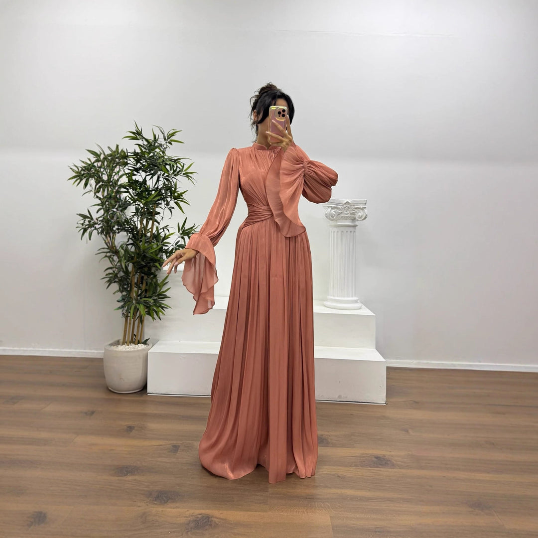Kvinders maxikjole med en figurvenlig skæring og elegant samling