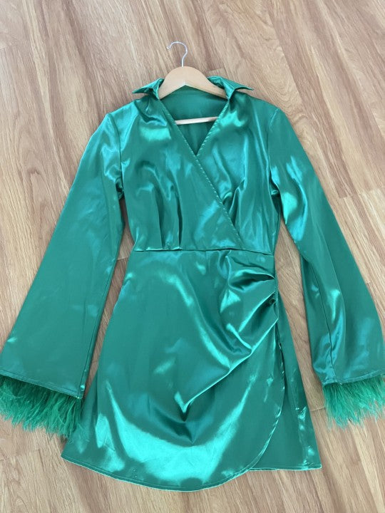 Dameviklekjole med elegant satin-finish og trendy fjerdetaljer Stilla
