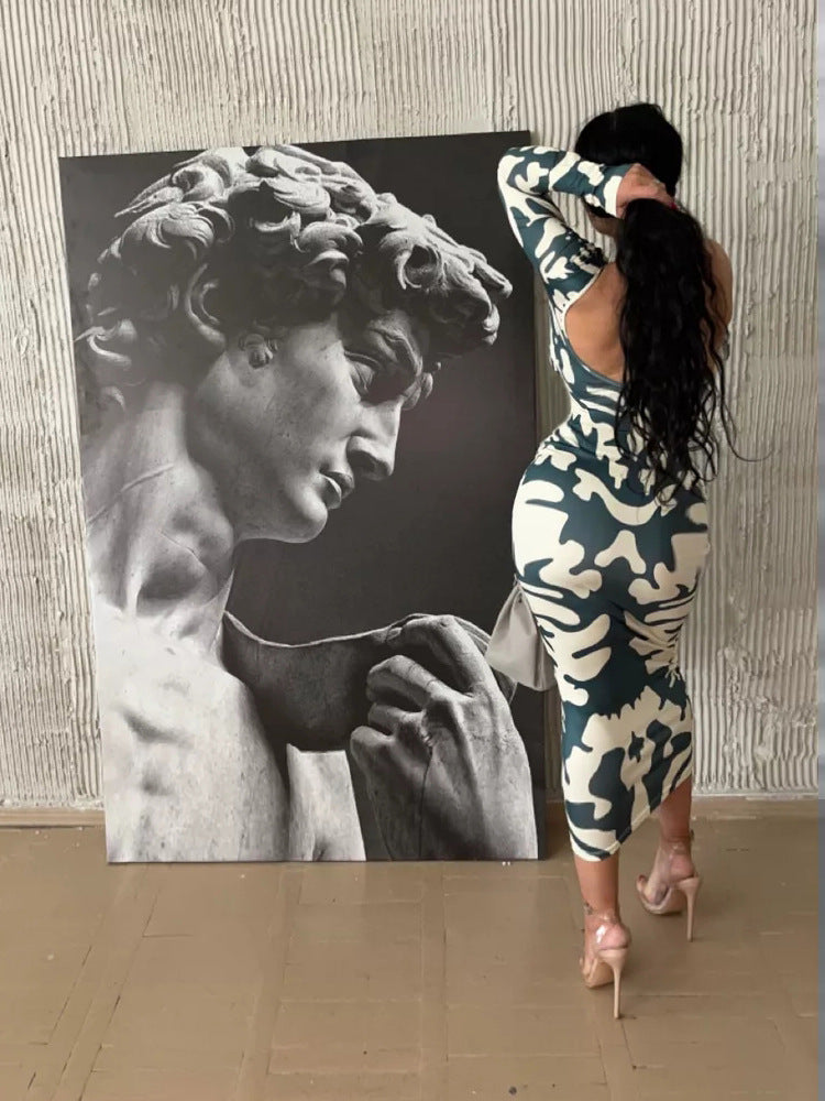 Dame tætsiddende maxikjole med dyb rygudskæring og unikt camouflage-design Stilla