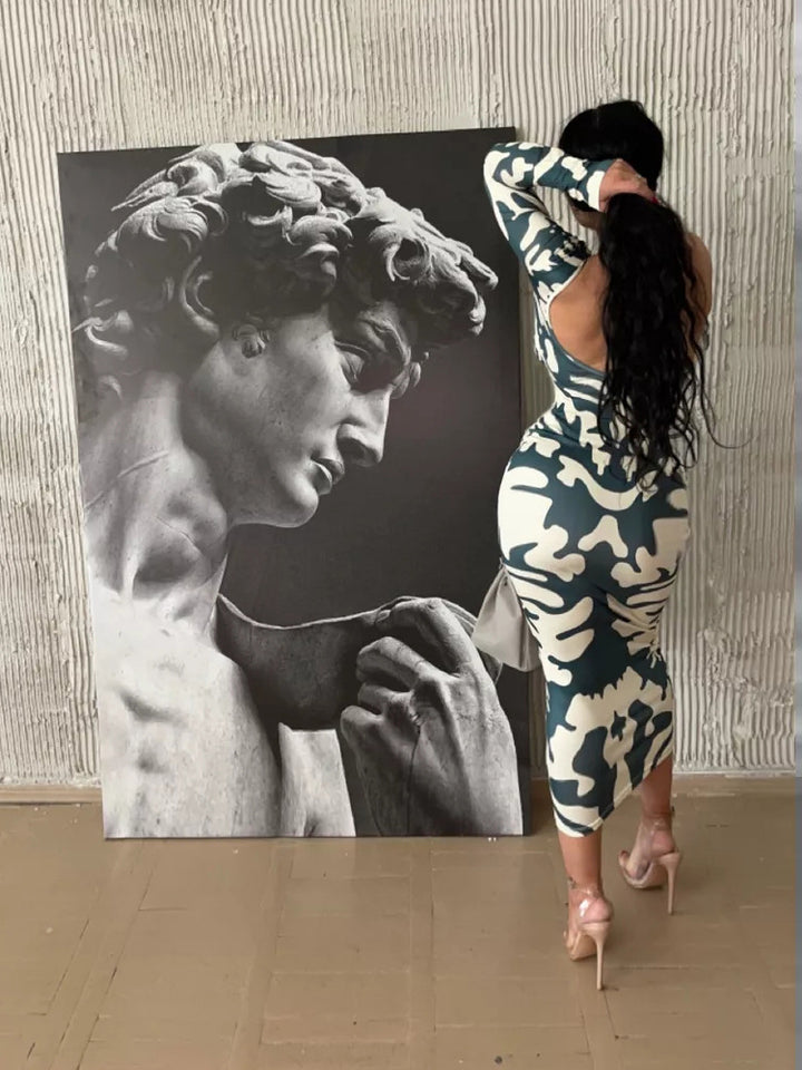 Dame tætsiddende maxikjole med dyb rygudskæring og unikt camouflage-design Stilla