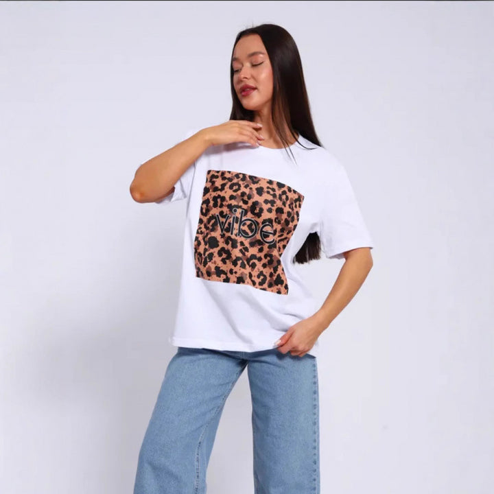 Dame T-shirt med kreativt leopardmotiv og afslappet skrift Stilla