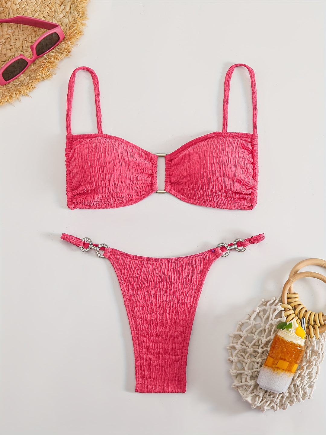Dame bikini-sæt med raffineret rruffledesign og dekorative ringdetaljer Stilla
