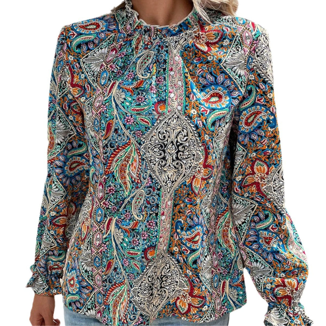 Damebluse med legesygt paisleymønster og elegante flæsedetaljer Stilla