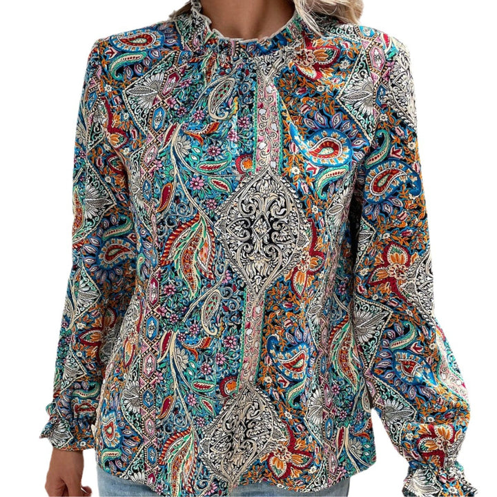Damebluse med legesygt paisleymønster og elegante flæsedetaljer Stilla