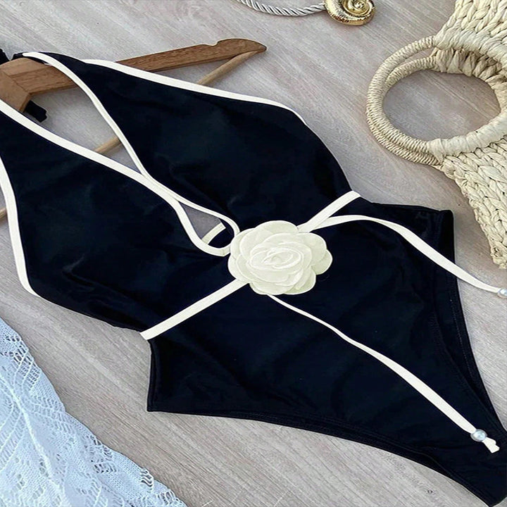 Dame one-piece badedragt med stilfuld blomsteraccent og raffinerede stropdetaljer Skovae