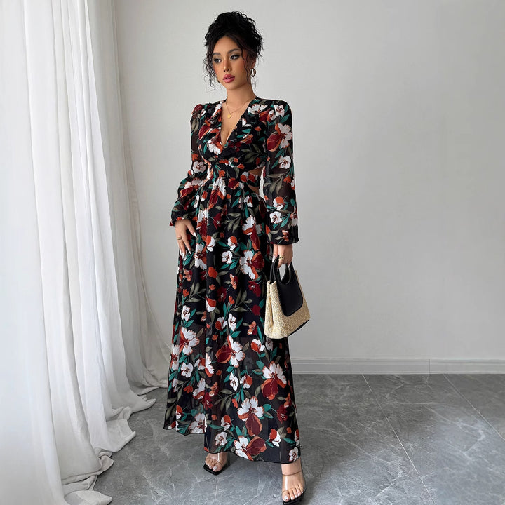 Dame maxikjole med florale mønstre og elegant V-udskæring kombineret med taljebælte Stilla