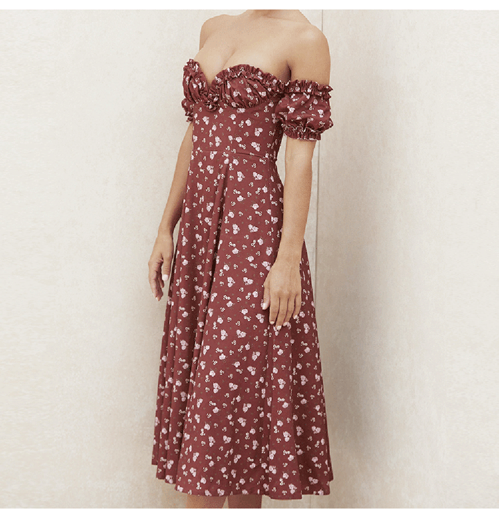 Dame blomsterkjole med off-shoulder-udskæring og flæser Stiila