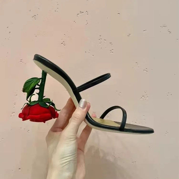 Dame sandaler med kreativ neglelak-detalje og elegant rem-design Stilla