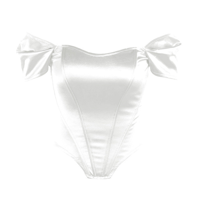 Dame elegant top med off-shoulder detaljer og volanger Stilla