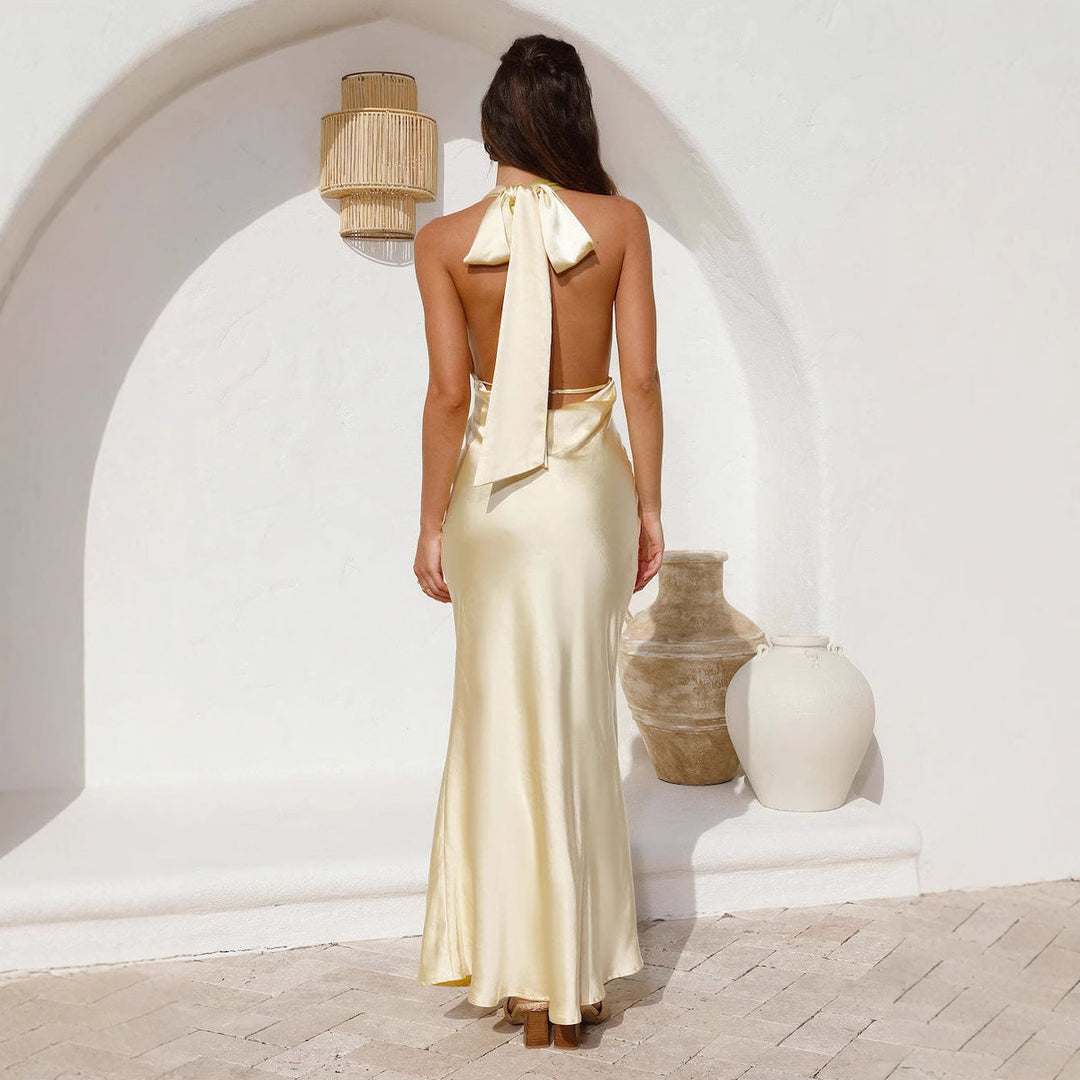 Dame Andet Maxikjole med dyb V-hals og elegant satin-finish Stilla