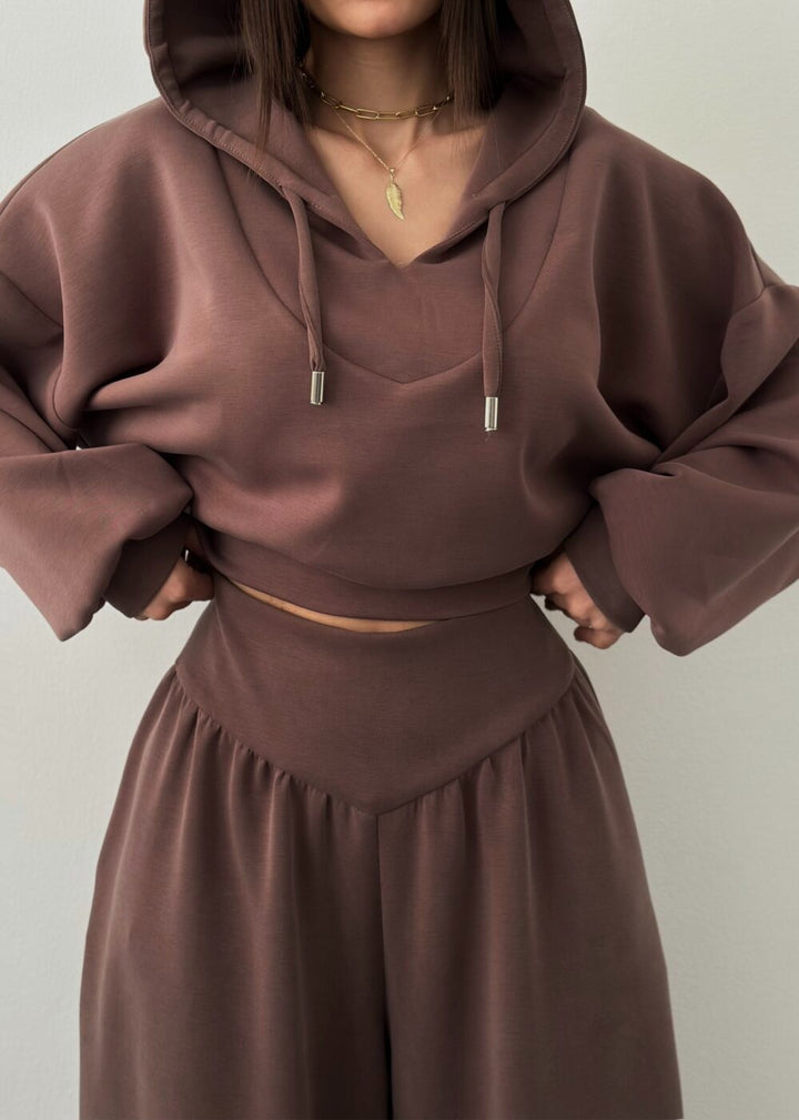 Kvindernes cropped hoodie og løse afslappede bukser kombination med fashionabelt snit