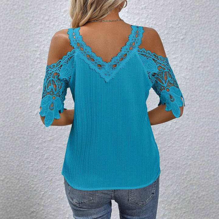 Damebluse med florale spidsdetaljer og raffineret snit Stilla