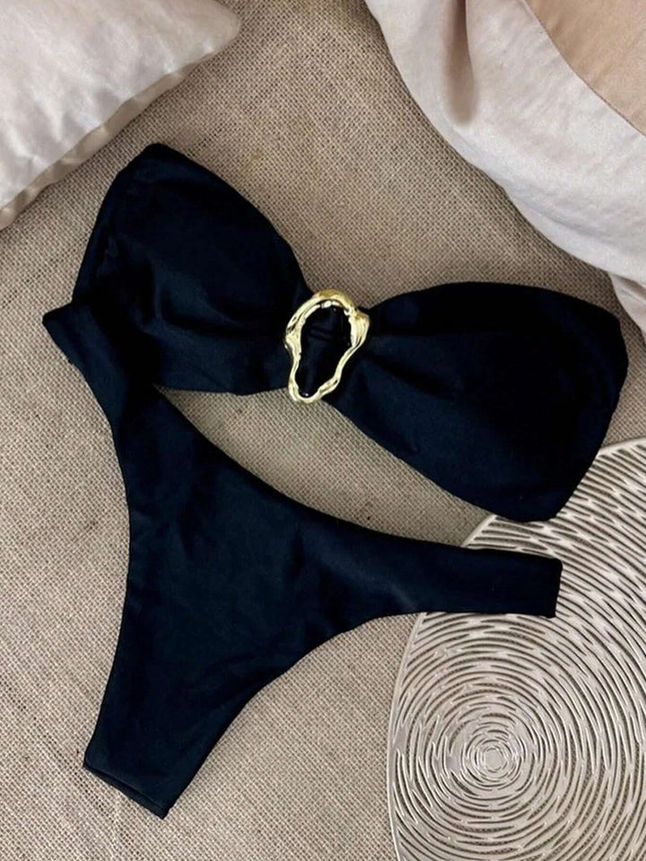 Dame bikini med moderne knude design og elegant guldaccent Skovae