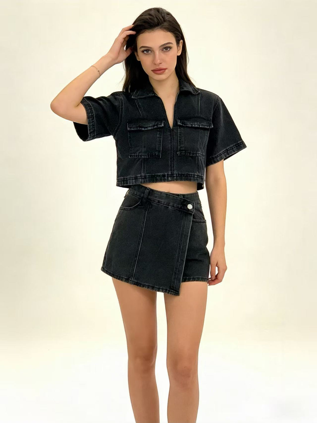 Dame stilfuld cropped skjorte med påsyede lommer og afslappede shorts Skovae