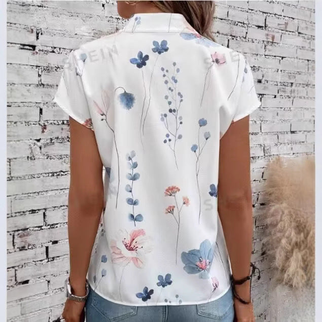 Damebluse med blomsterdesign og capærmer Stilla