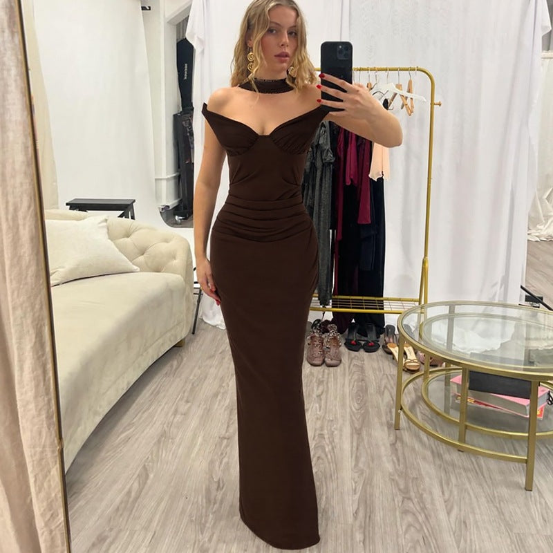 Damer Elegant aftenkjole med skulderfri drapering Skovae