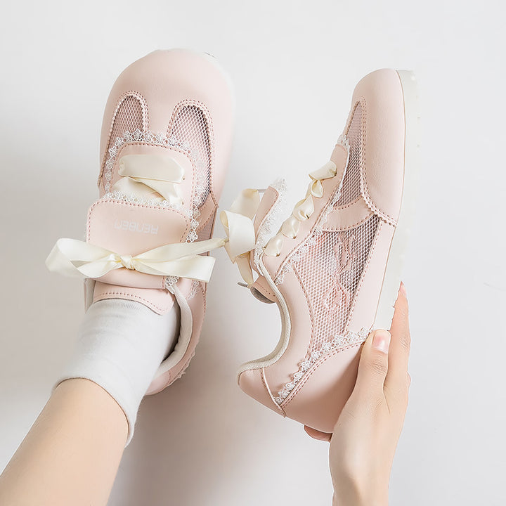 Dame Sneakers i romantisk design med dekorative sløjfer og åndbart mesh-overflade Stilla