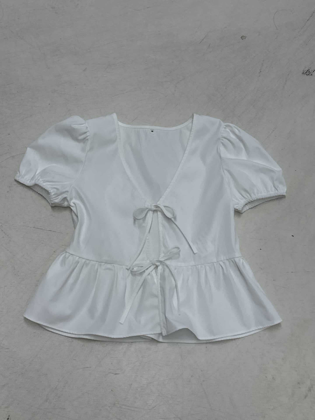 Dame indpakningsbluse med puffærmer og feminin peplum-kant Skovae