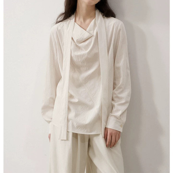 Dame afslappet bluse med elegant indviklet krave og fine folder Stilla