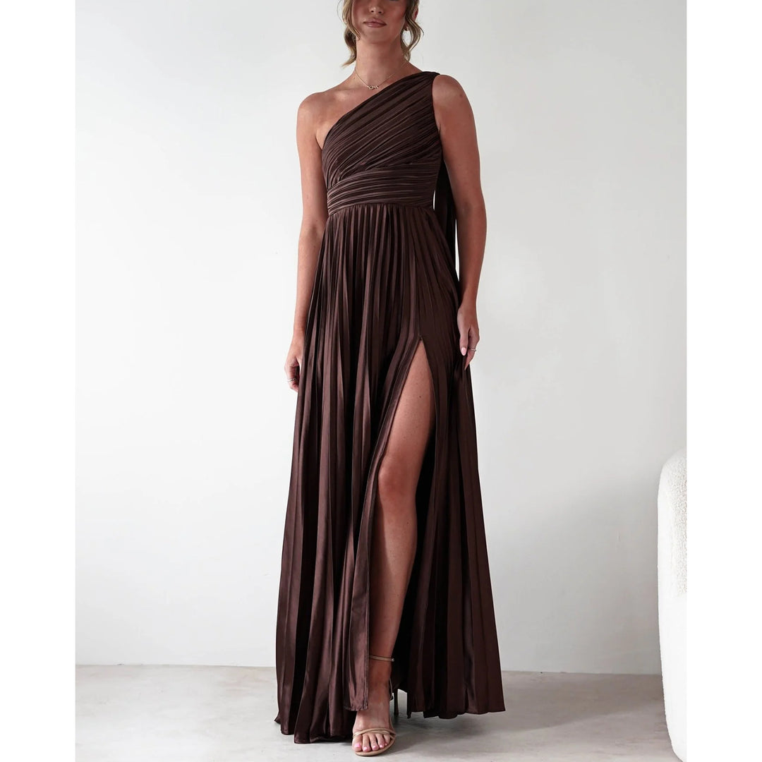 Dame aftenkjole med elegant plisseret nederdel og asymmetrisk top