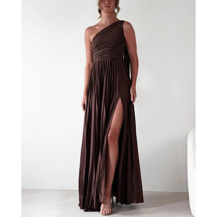 Dame aftenkjole med elegant plisseret nederdel og asymmetrisk top