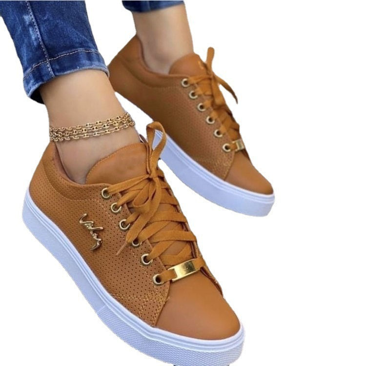 Dame mode sneakers med åndbart overmateriale og elegante metal accenter Stilla