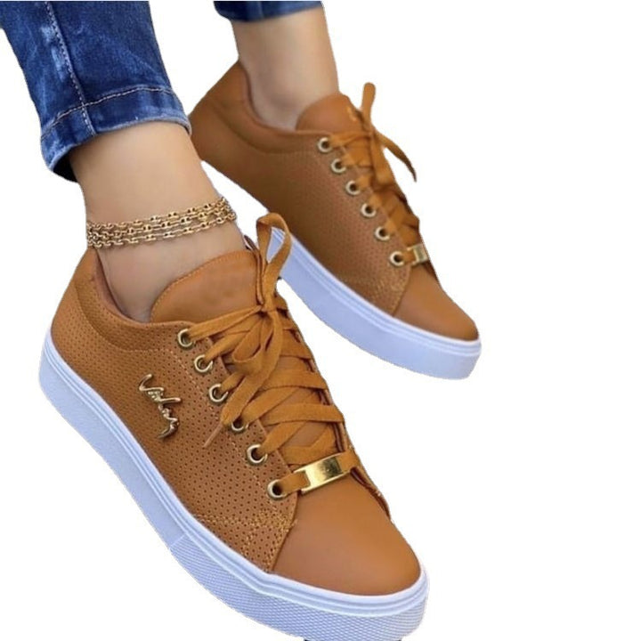 Dame mode sneakers med åndbart overmateriale og elegante metal accenter Stilla