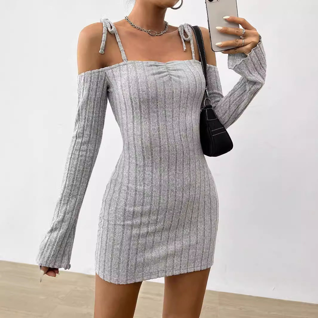 Kvindernes mini kjole med off-shoulder design og trendy rib strik Stilla