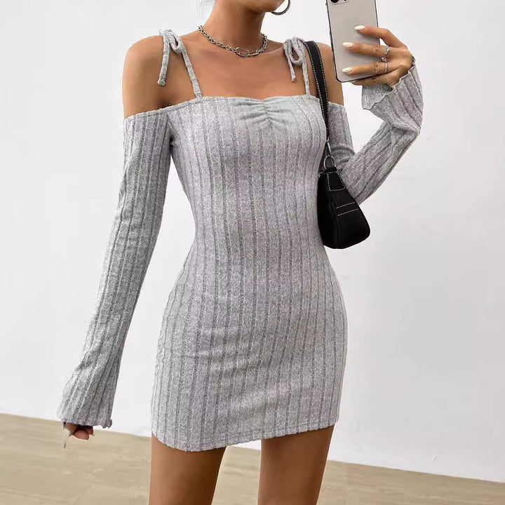 Kvindernes mini kjole med off-shoulder design og trendy rib strik Stilla