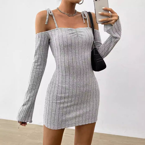 Kvindernes mini kjole med off-shoulder design og trendy rib strik Stilla