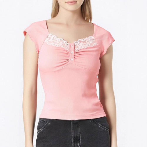 Dame mode top med fine spidsdetaljer og elegante knapper Skovae