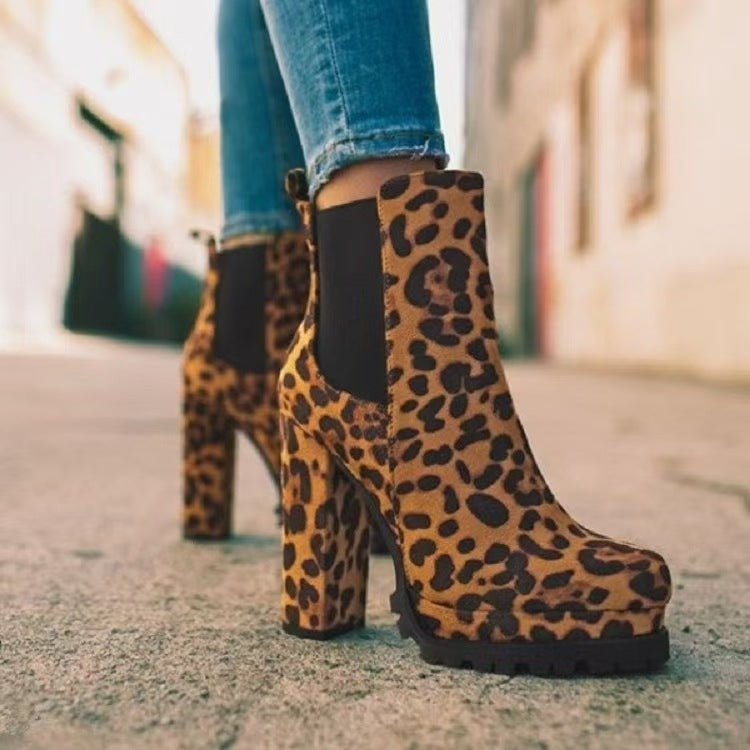 Dame mode støvler med leopardmønster og trendy blokhæl Stilla