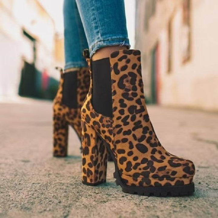 Dame mode støvler med leopardmønster og trendy blokhæl Stilla