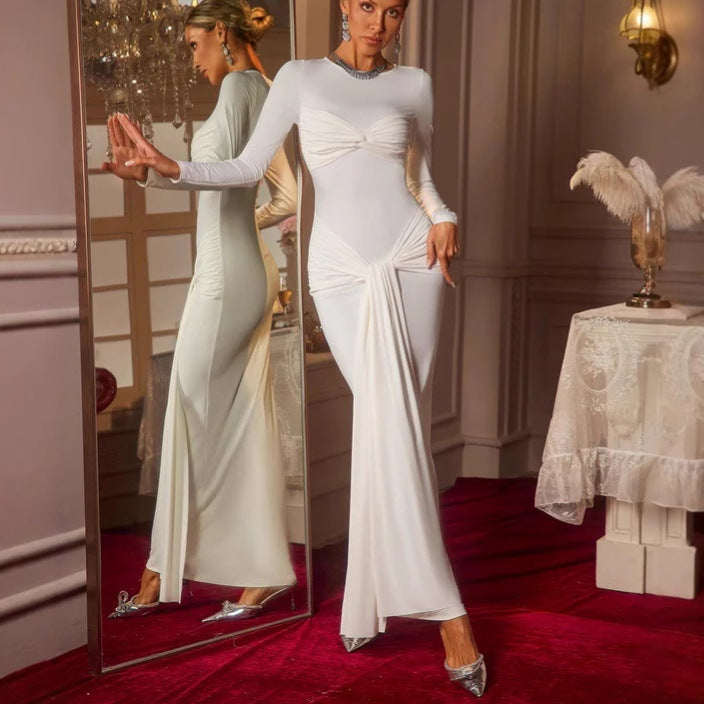 Dame figursyet aftenkjole med rynker og elegant design Stilla