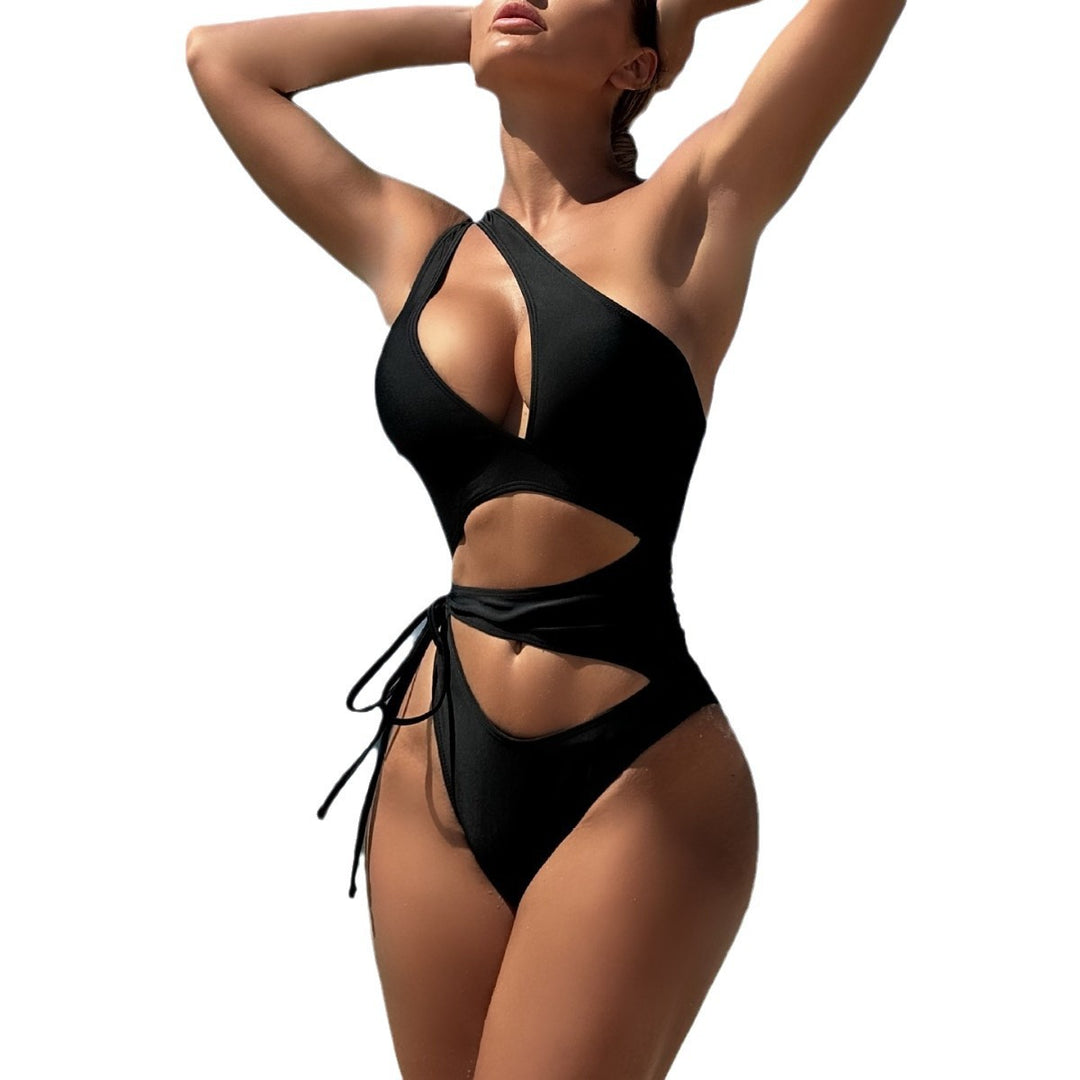 Dame Cut-Out Badedragt med forførende design og asymmetriske stropper Stilla