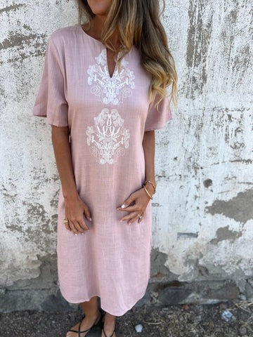 Dame fritidskjole med elegant broderi og løs pasform Stilla