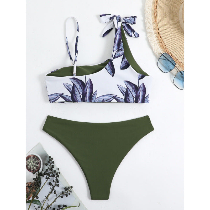 Dame triangel-bikini med moderigtigt blomsterdesign og ensidig strop Skovae