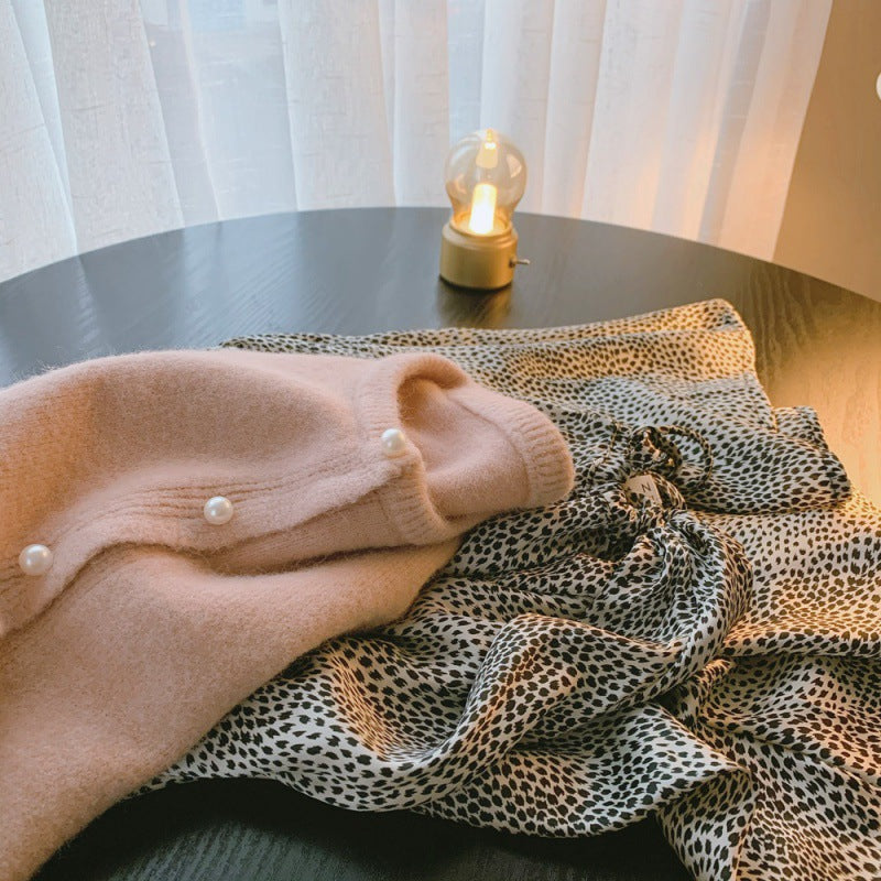 Kvinders cardigan med elegante perleknapper og moderne design Stilla