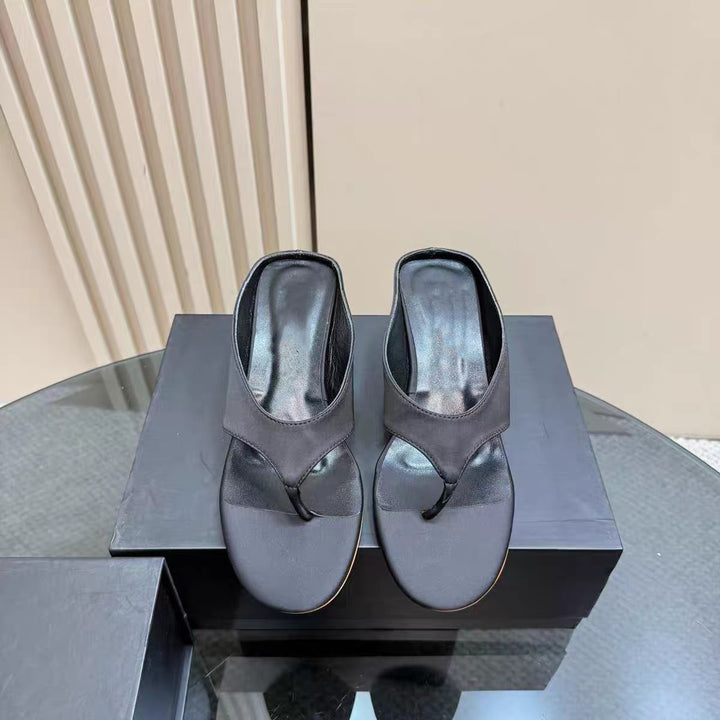 Femme Stilfulde Åbne Tå Thong Sandaler med Slankt Design  Stilla