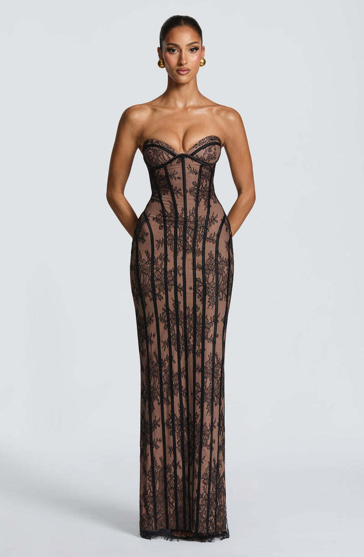Dame figursyet spidskjole med off-shoulder design og elegant taljesnit Skovae