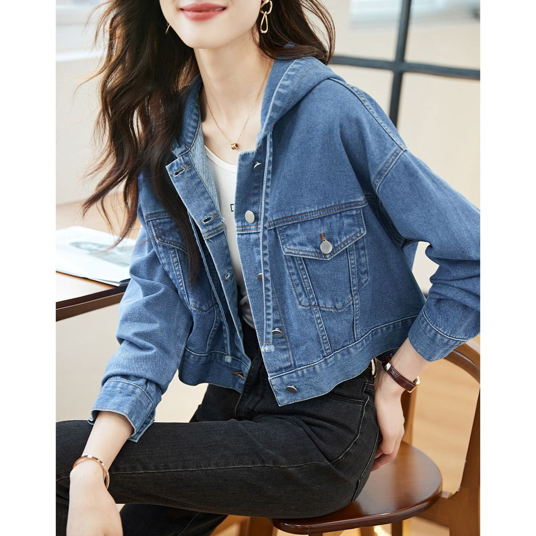 Damer fashionabel kort jeansjakke med hætte og praktiske lommer Stilla