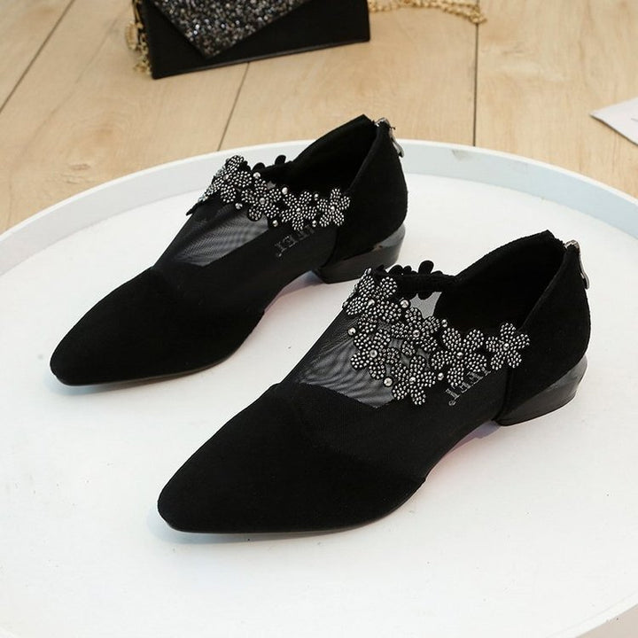 Dame elegante og moderigtige sling-pumps med gennemsigtigt mesh og detaljeret applikation Stilla