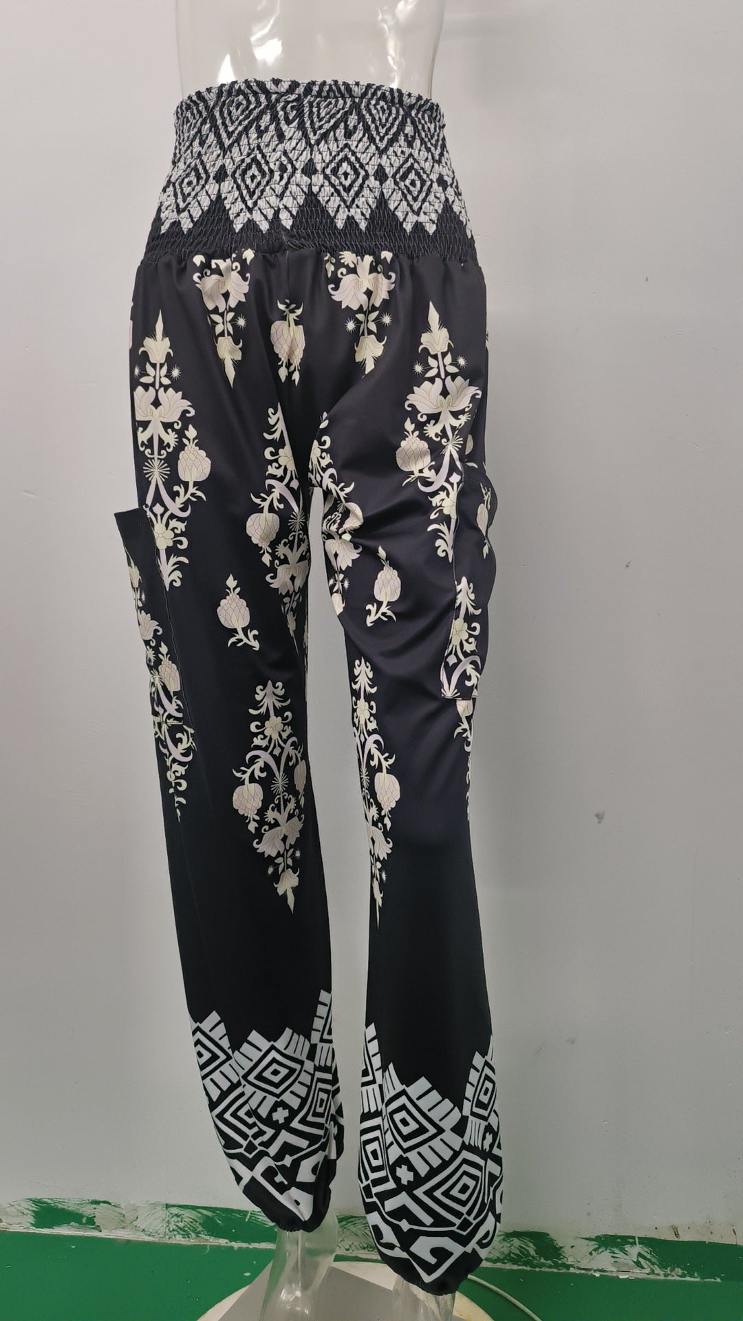 Dame elegant og komfortabel strandbukser med elastisk talje og farverigt paisley-mønster Stilla