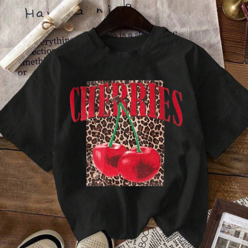 Dame T-shirt med kreativt kirsebærmotiv og livlig leopardmønster Stilla