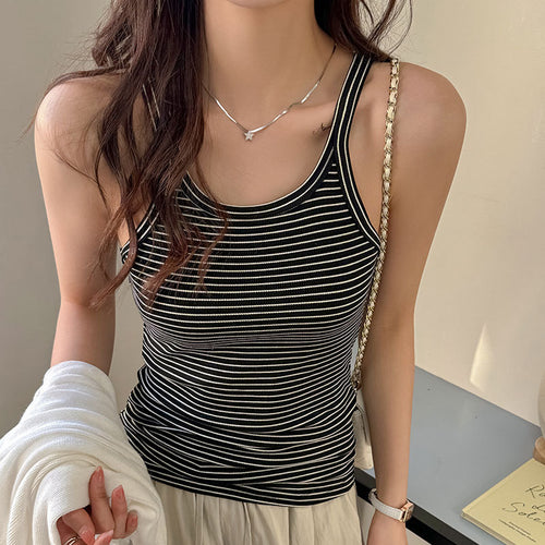 Dame Rund hals tanktop i elastisk stribet stof med figursyet snit Stilla