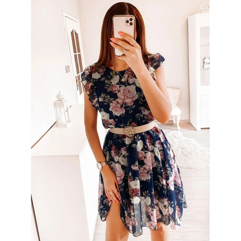 Dame sommerkjole med blomsterprint, flæsedetaljer og taljebælte Skovae