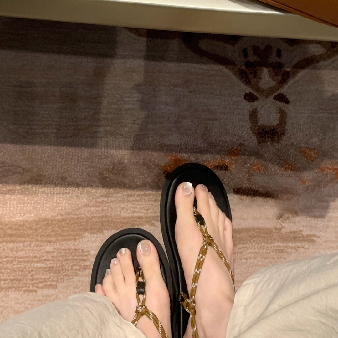 Dame elegante med strass dekorerede flip-flops Stilla
