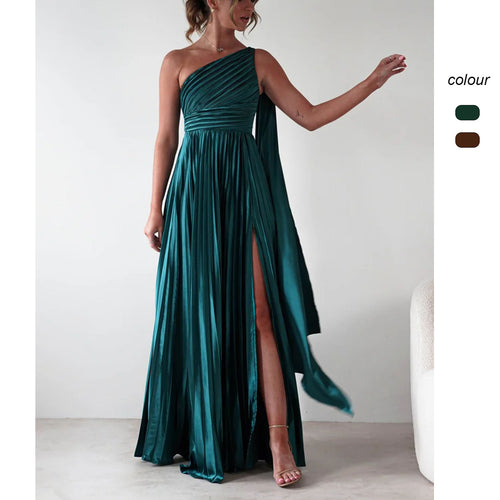 Dame aftenkjole med elegant plisseret nederdel og asymmetrisk top